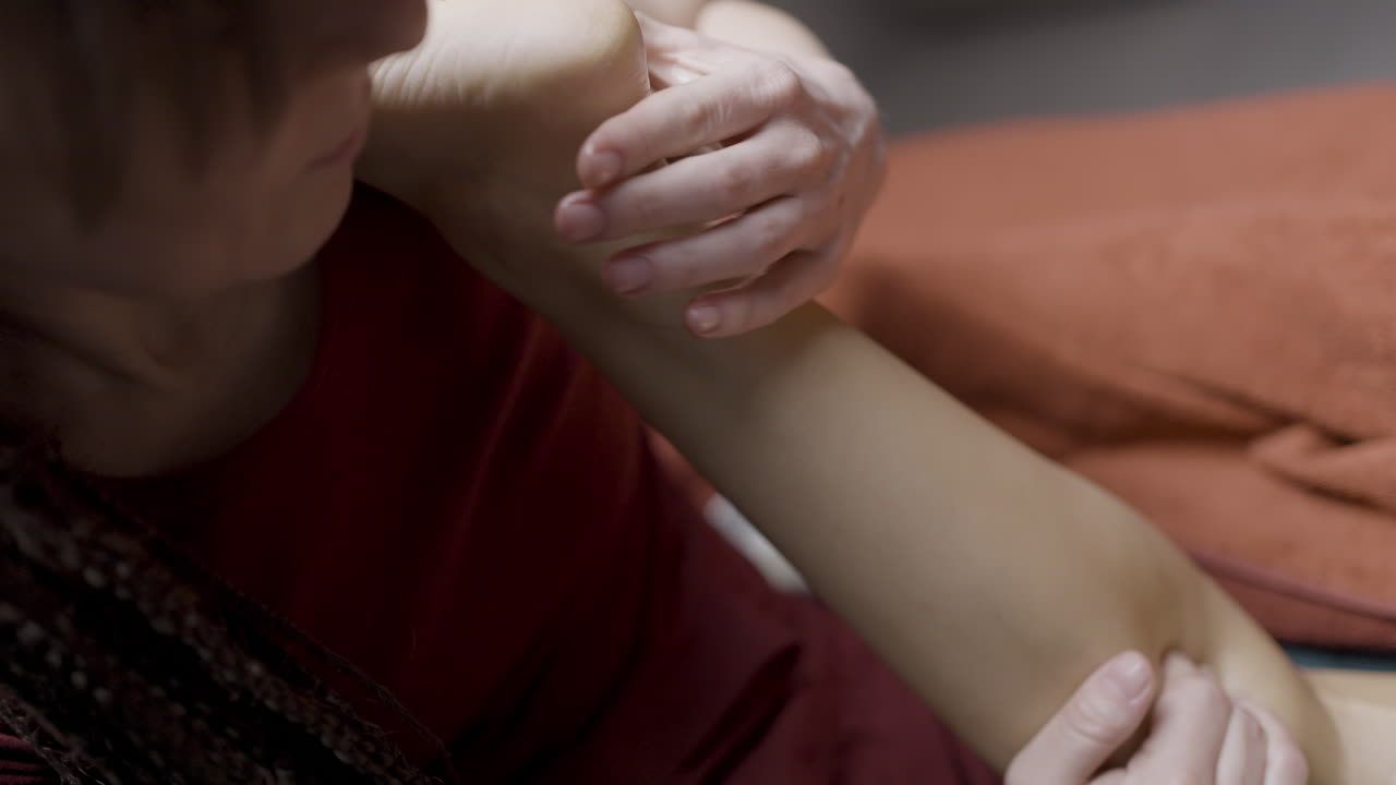 sesión de masaje de pies y piernas