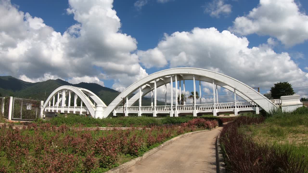 el paisaje de lapso de tiempo nubes puentes del tren en tailandia