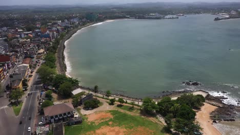 Levantamiento-Aéreo-Sobre-El-Histórico-Fuerte-De-Galle-Con-Océano-Y-Ciudad-En-Galle-En-La-Costa-Sur-De-Sri-Lanka