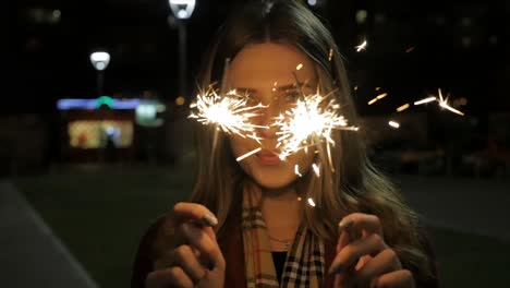 mujer con chispas en la noche