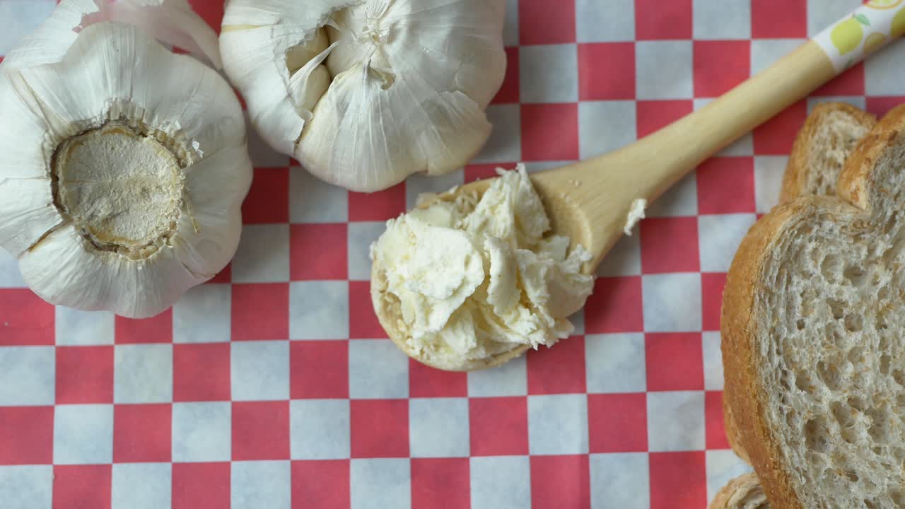 전체 밀 에 마늘 버터