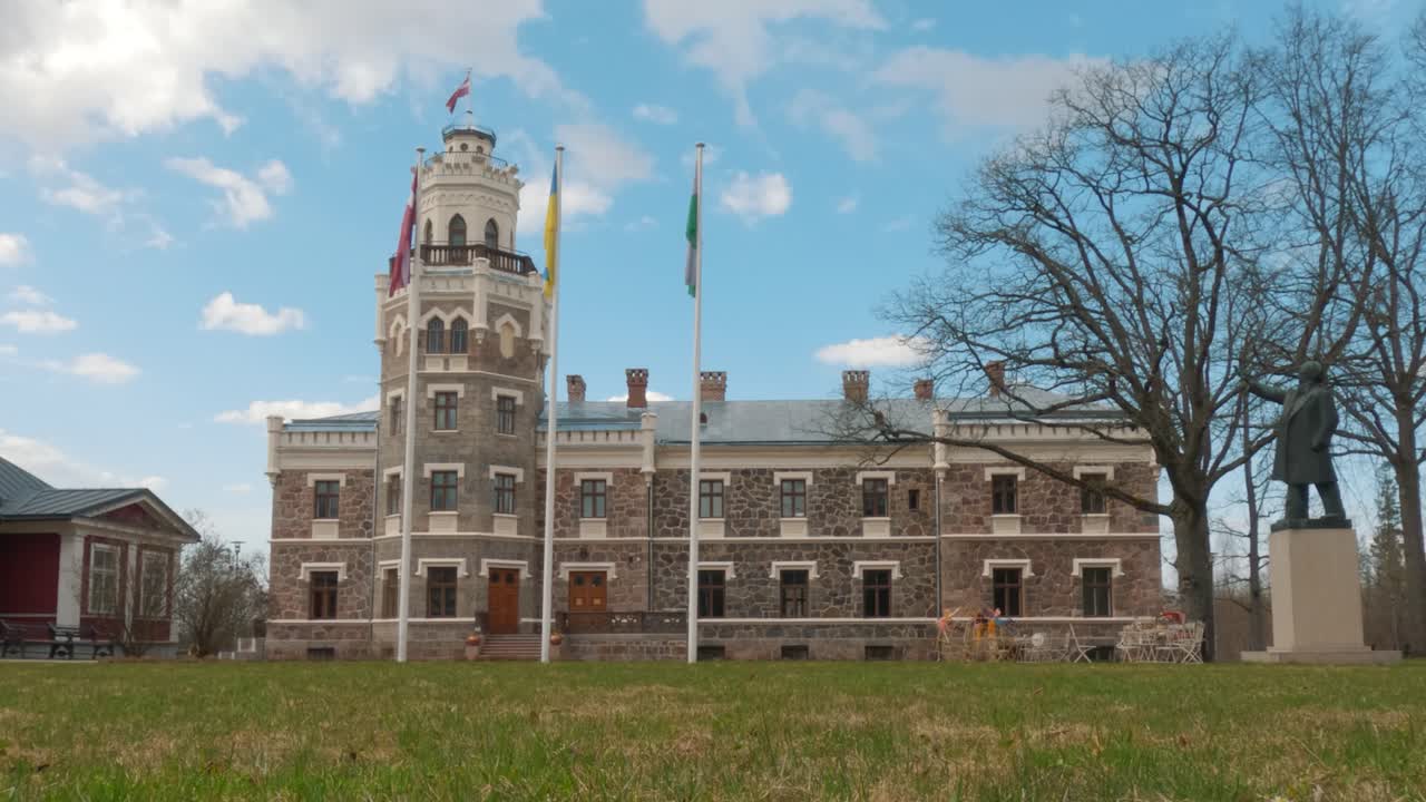 라트비아의 시굴다 신 성 (sigulda new castle) 으로도 알려져 있습니다.