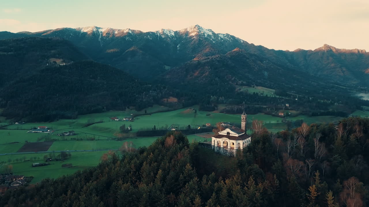 이탈리아 알프스 사이의 작은 도시의 항공 영상