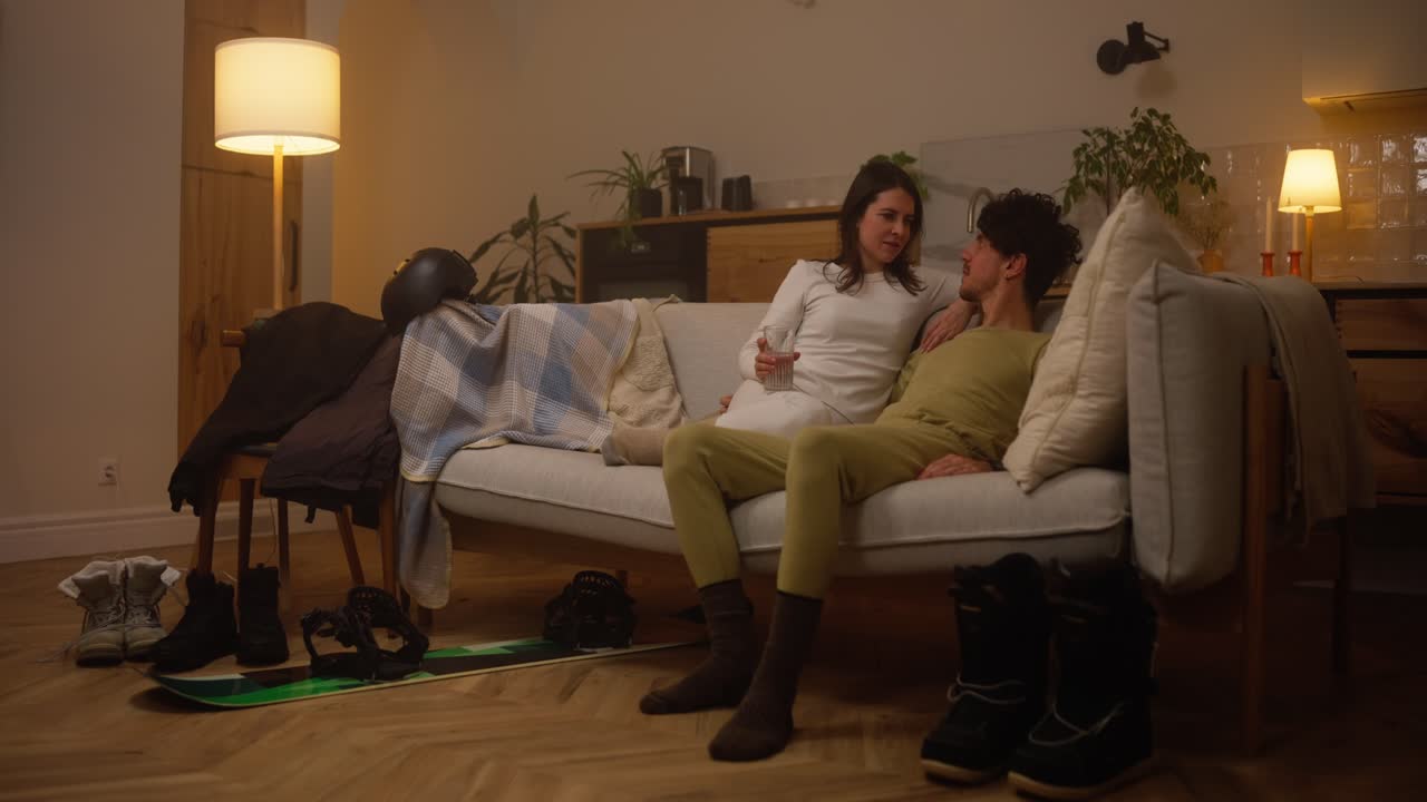 Par slapper av hjemme etter skitur