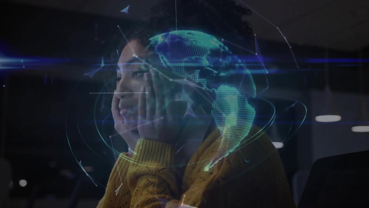 Mujer apoyando la barbilla en el escritorio, observando formas que se crean y un globo giratorio ilustrando ideas de tecnología.