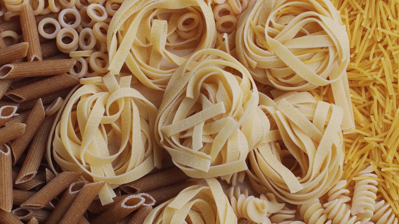 Primo piano di varie forme di pasta cruda