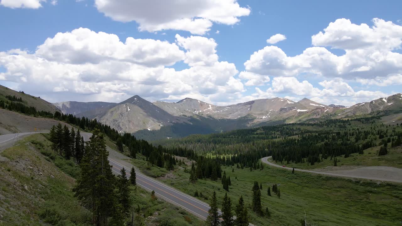4k drönarfilm över Cottonwood Pass, Colorado, nära Buena Vista, Crested Butte på sommaren