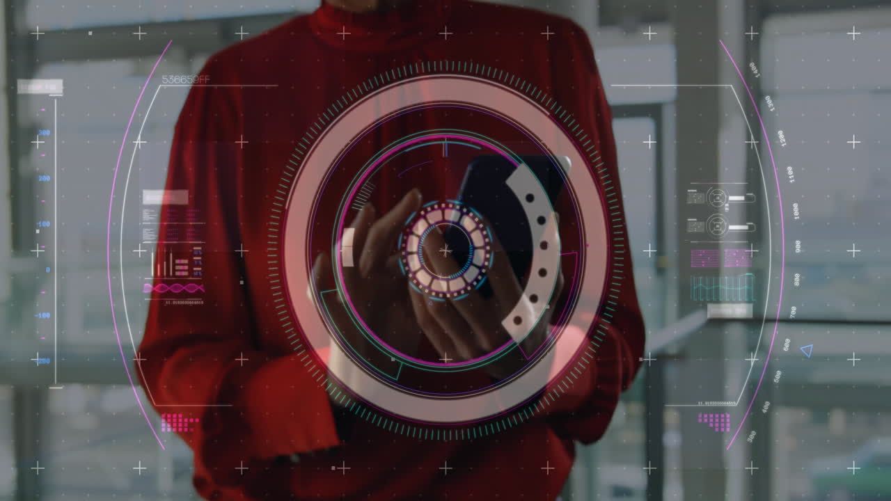 animación de procesamiento de datos y escaneo de alcance sobre mujer biracial usando teléfono inteligente