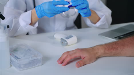 el médico examina el oxímetro de pulso y la temperatura del paciente