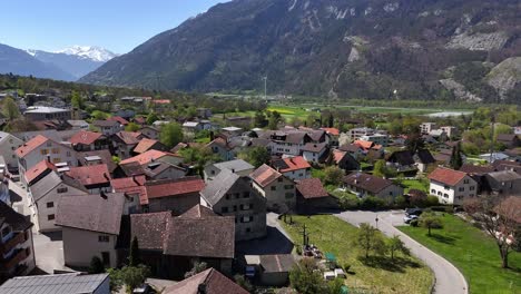 Malerische,-Ruhige-Schweizer-Stadt-Trimmis-Mit-Häusern-Und-Gebäuden-Und-Alpen-Mit-Schneebedeckten-Gipfeln-Im-Hintergrund