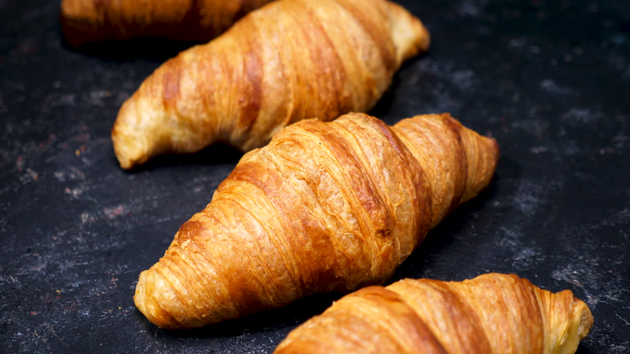 Deliziosi croissant su superficie scura