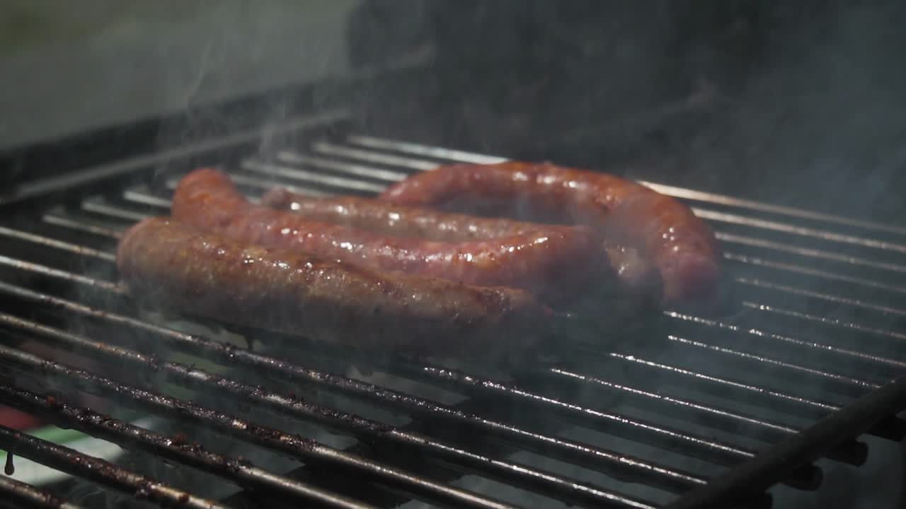 salchicha salsiccia italiana al aire libre en una barbacoa a la parrilla - toma de primer plano