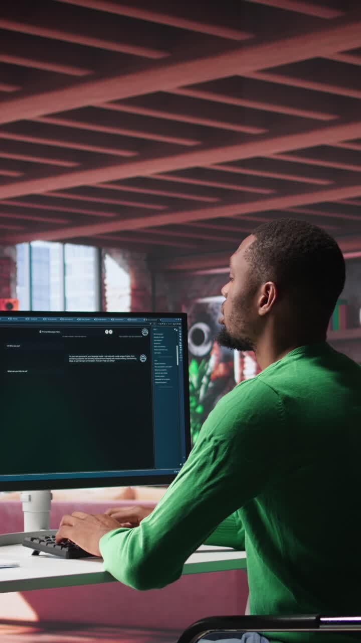 Verticale video: Werknemer op afstand gebruikt een conversatie-AI-bot om dagelijkse taken op te lossen
