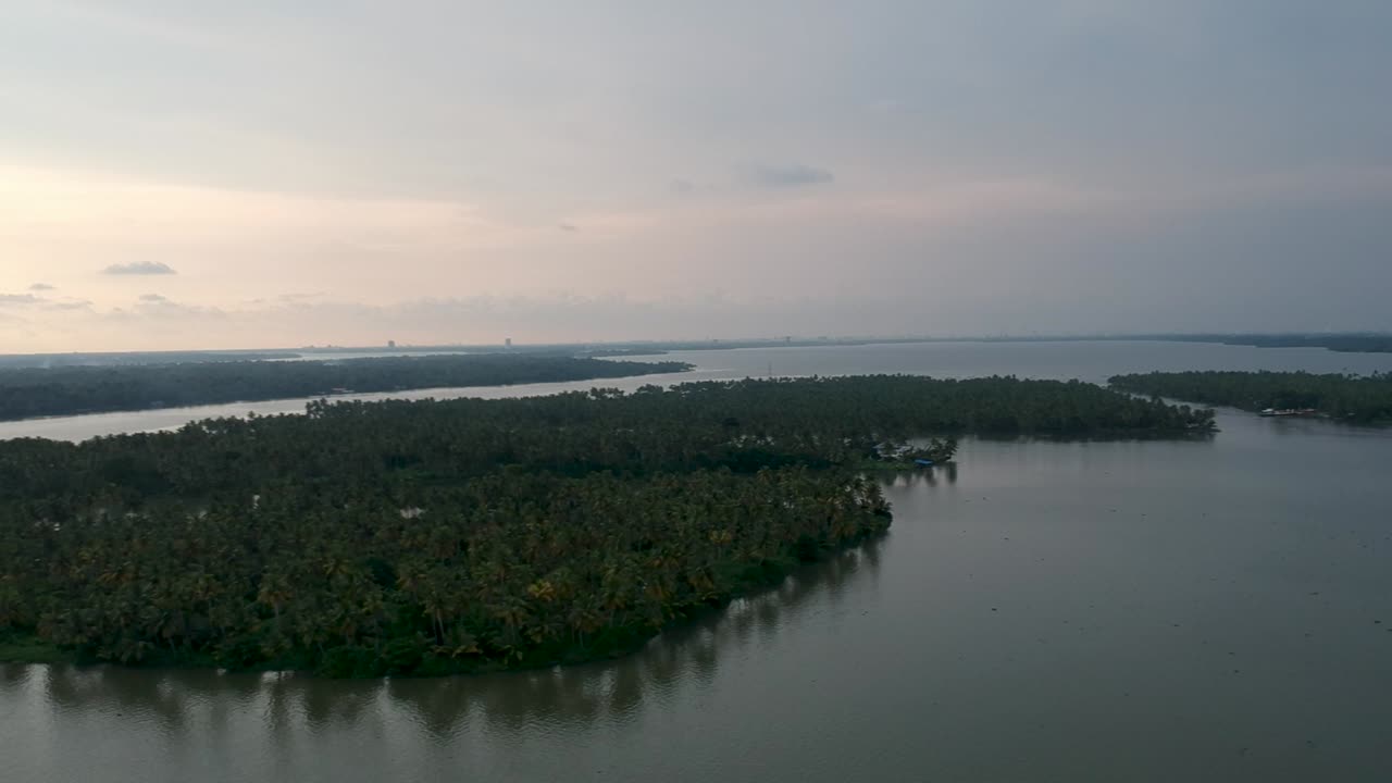 hermosa toma aérea de una isla de aguas estancadas, puesta de sol lago vembanad asia
