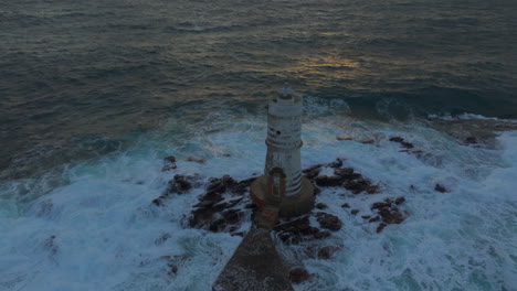 Faro-De-Mangiabarche:-Vista-Aérea-Remota-Del-Hermoso-Faro-Y-Contemplar-La-Fantástica-Puesta-De-Sol