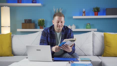 Hombre-Trabajador-De-Oficina-En-Casa-Leyendo-Un-Libro.