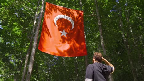 Der-Junge-Mann-Blickt-Auf-Die-Türkische-Flagge.