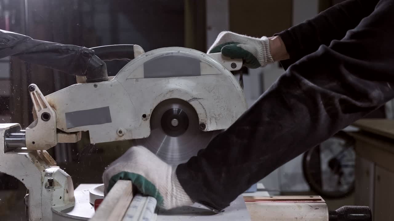 목공은 원형 도자기로 금속 막대기를 니다. 원형 도사 절단