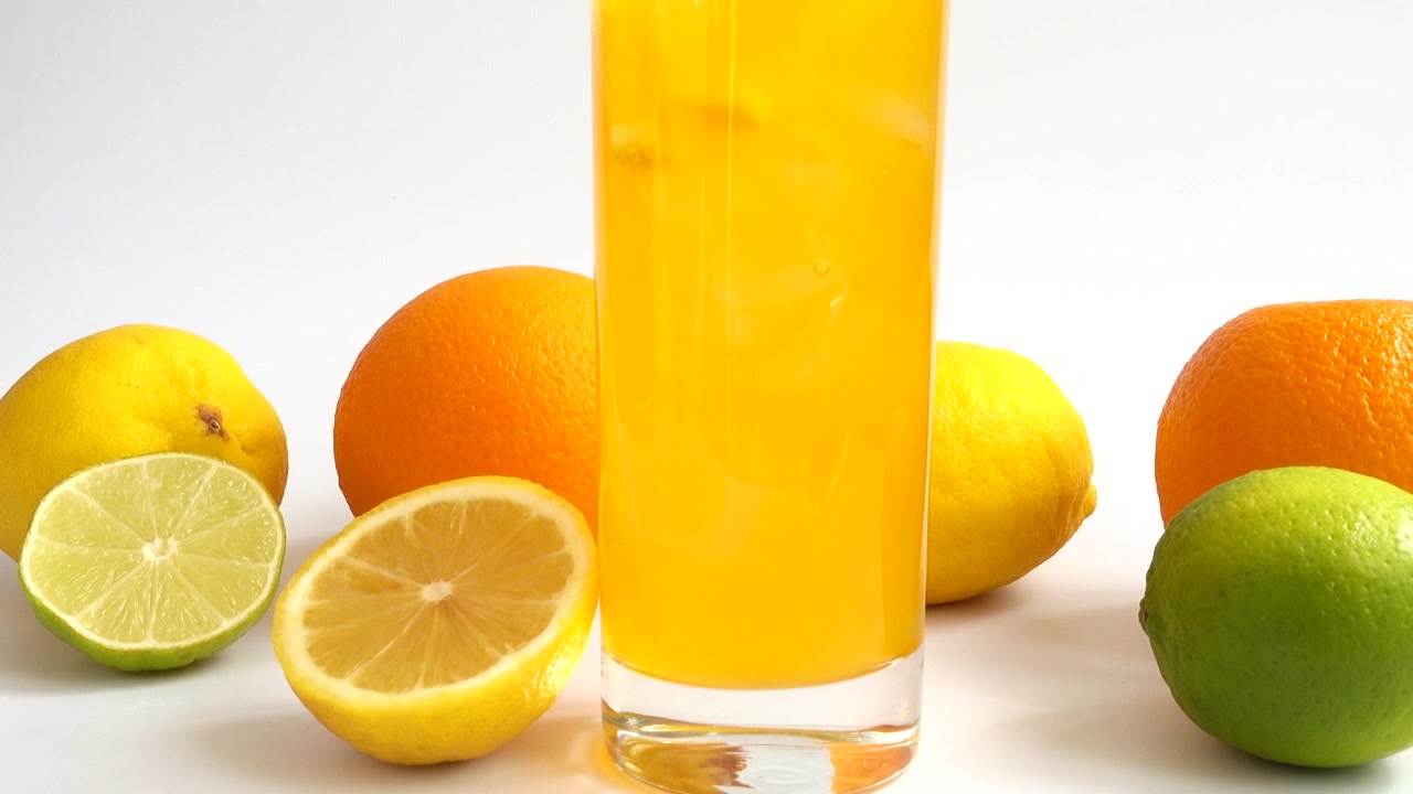 Preparazione di limonata con ghiaccio e limone.