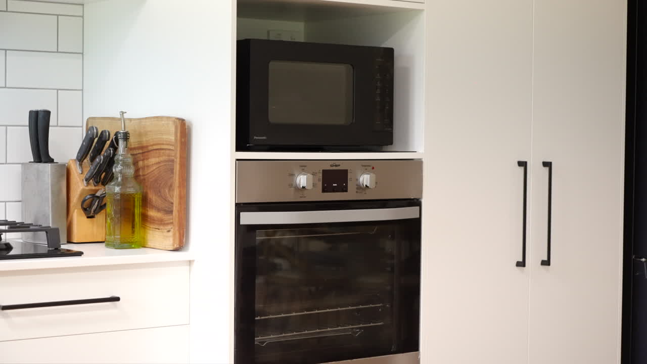 sartén a través de lujosos aparatos de cocina de propiedad rural y estufa de gas con aceite de oliva y cuchillo establecido por bloque de corte de madera