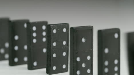 fila de fichas de dominó negras con puntos blancos