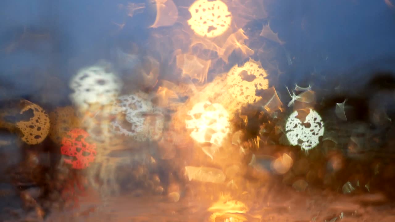 비가 오는 교통 신호등