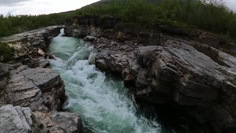 Río-Rápido-Que-Fluye-Entre-Paredes-Rocosas-En-La-Suecia-Rural