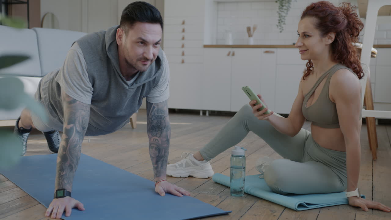 pareja haciendo ejercicio juntos en casa