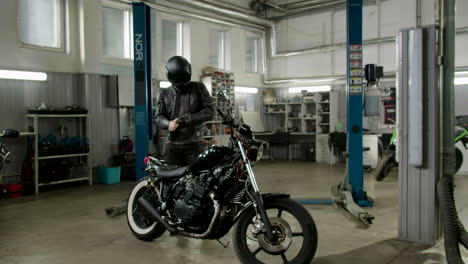 piloto estacionando su motocicleta en el garaje