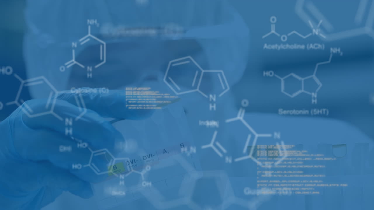 화학 화합물의 데이터와 구조 공식과 함께 실험실에서 보호 옷을 입은 과학자