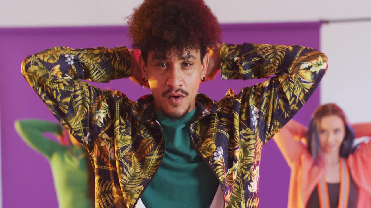 retrato de felices y diversos bailarines masculinos y femeninos bailando en un estudio de baile, cámara lenta