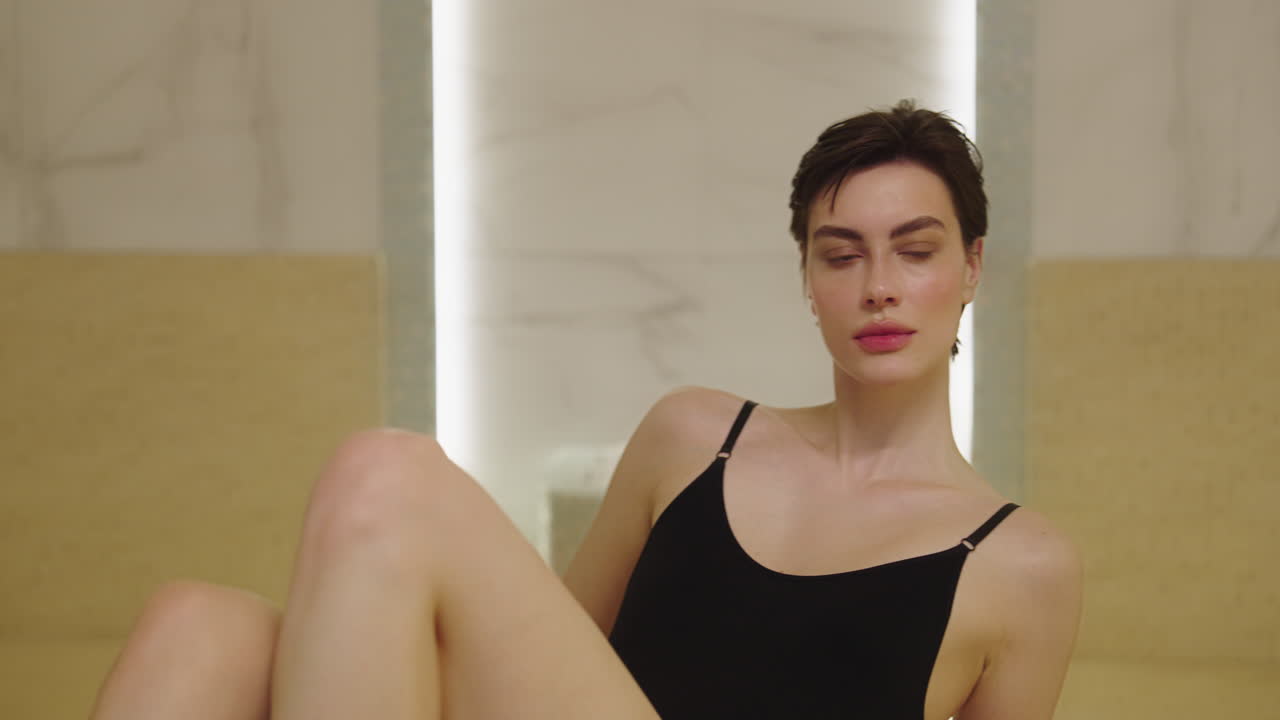 mujer relajándose en un spa