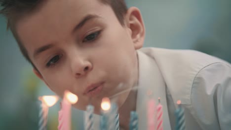 menino de aniversário soprando chama de vela no bolo. feliz festa de aniversário.