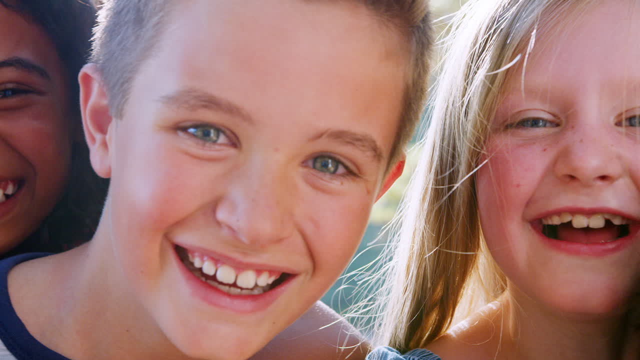 retrato de niños con amigos en una aventura de senderismo en el bosque