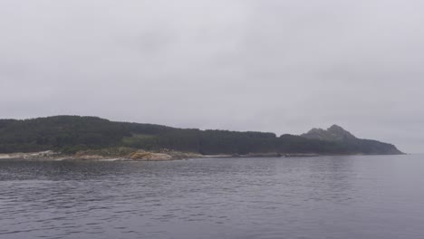 Acercándose-A-Las-Misteriosas-Y-Neblinosas-Islas-Cies-Desde-Lejos-Con-Un-Ferry