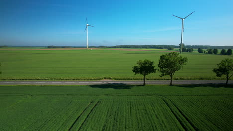 Molinos-De-Viento-Turbinas-Girando-En-El-Viento-En-Tierras-Verdes