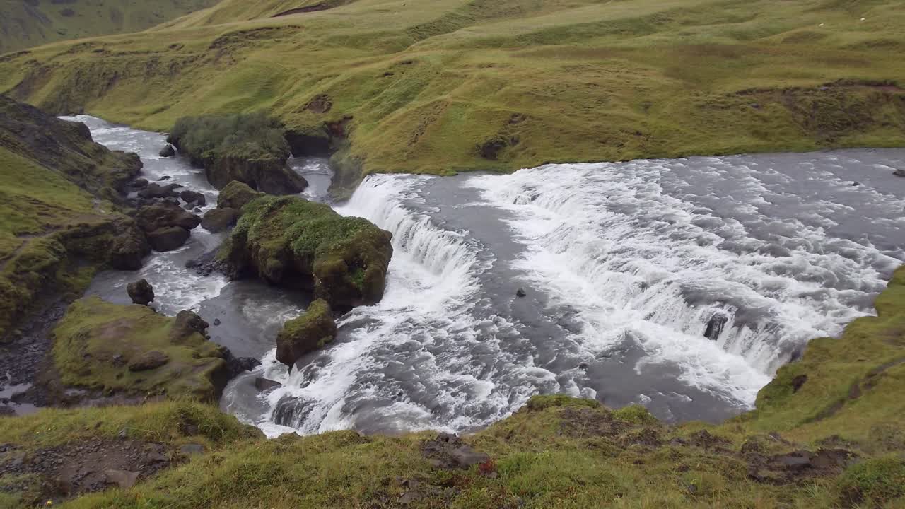 vista de perfil de la cascada de hestavaðsfoss a lo largo del río skógá por encima de la cascade de skogafoss en el sendero laugavegur - islandia