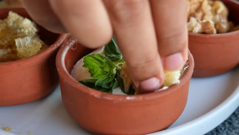 desayuno turco con yogur, miel y pan