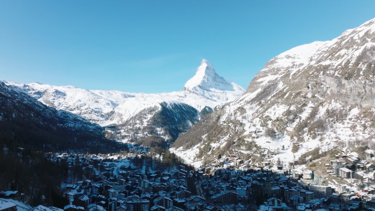 아침 에 제르마트 계곡 과 매터호른 봉우리 의 공중 풍경