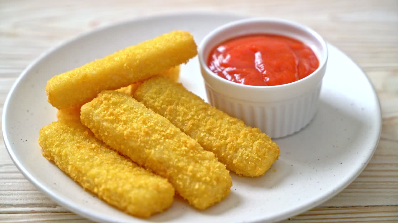 palitos de pescado fritos crujientes con ketchup