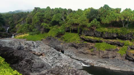 Hermoso-Paisaje-Que-Rodea-Siete-Piscinas-Sagradas,-Maui,-Hawai