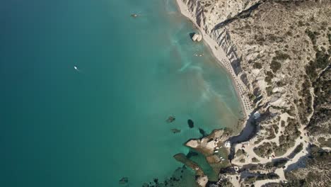 Leuchtend-Türkisfarbenes-Wasser-Ergießt-Sich-über-Den-Luxuriösen-Urlaubsstrand-In-Griechenland