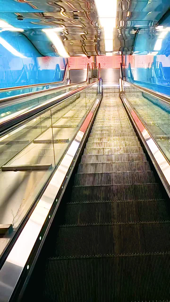 coloridas escaleras mecánicas del metro en movimiento, un entorno vibrante