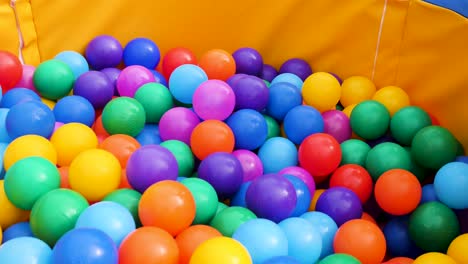 bolas de colores en un pozo de bolas