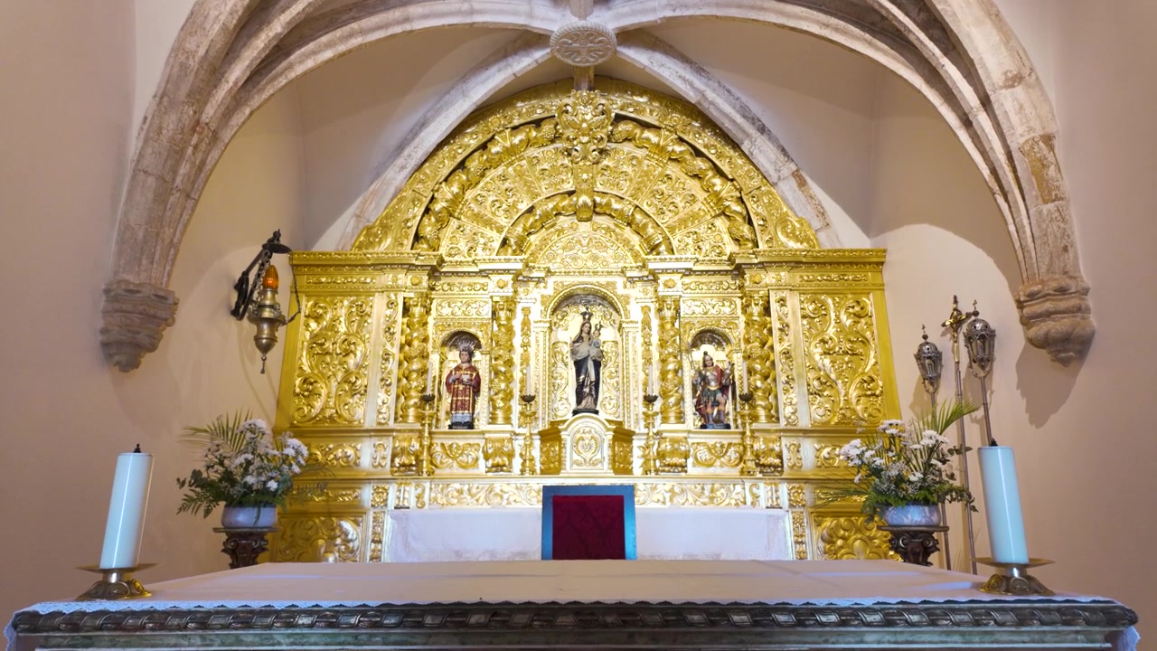 Uno splendido altare dorato all'interno della Chiesa di Nossa Senhora da Luz de Lagos, che mostra dettagli intricati e un significato religioso.