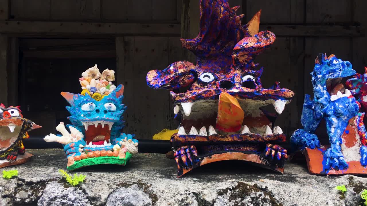 벽에 전시된 다채로운 만화 기념품 수호견 동상