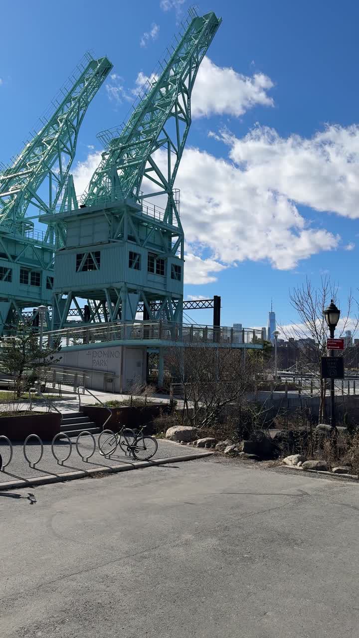 Panning shot of the bay area along Kent Avenue, Brooklyn. A scenic blend of urban and natural elements with clear views of New York’s iconic landscape.