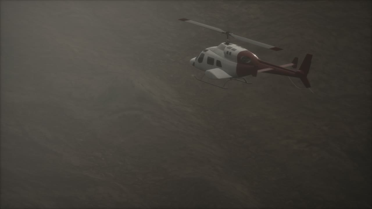 안개 가 있는 산 근처 에 비행 하는 극단적 인 느린 움직임 의 헬리 ⁇ 터