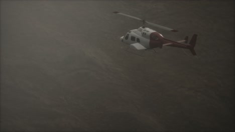 helicóptero volando en cámara lenta extrema cerca de las montañas con niebla