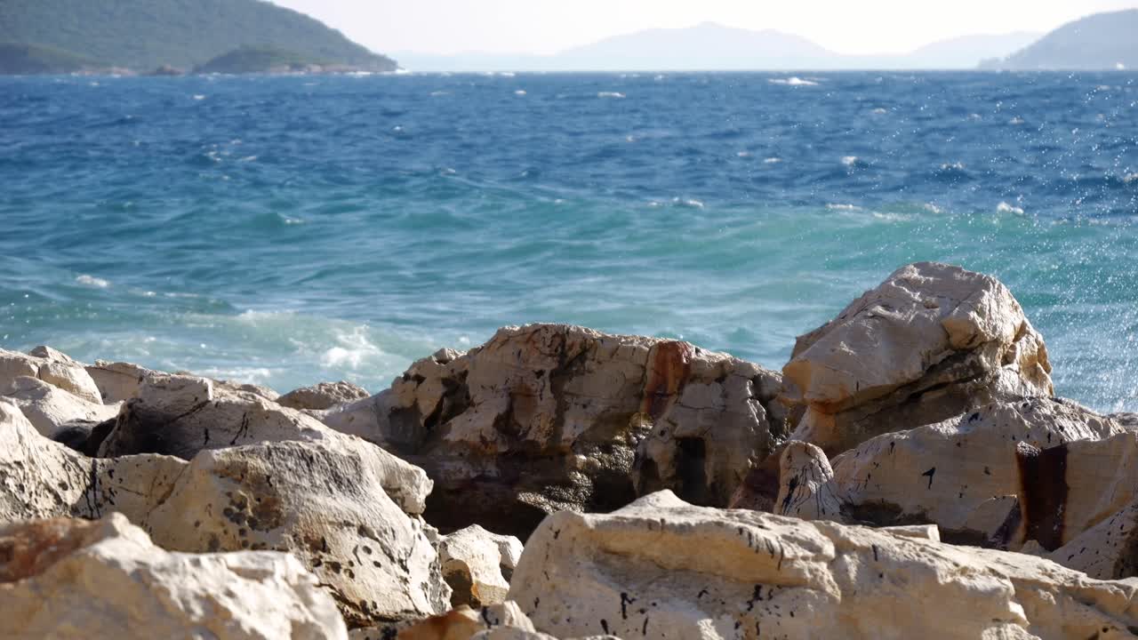 крупный план волн адриатического моря, бьющихся о берег албанского пляжа